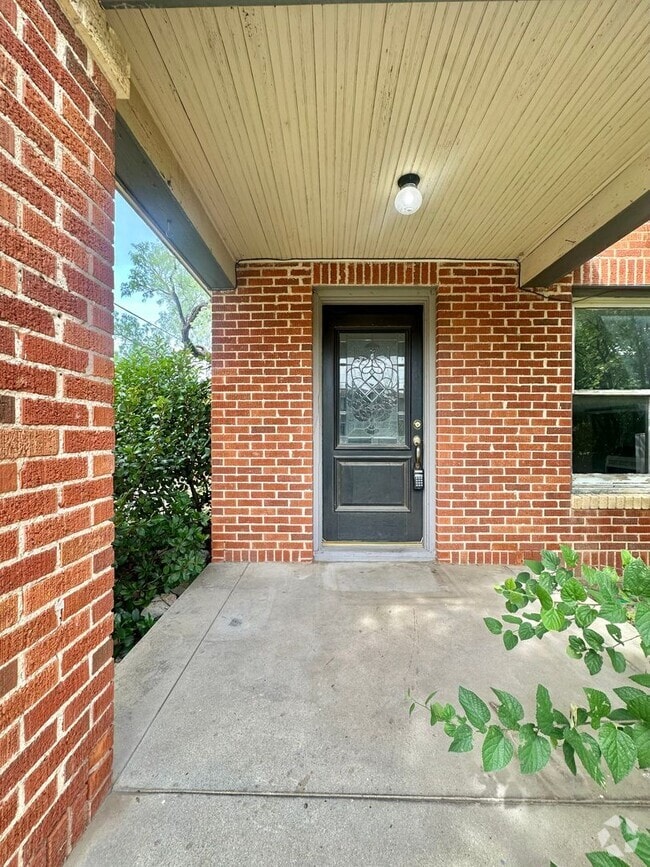 Building Photo - 302 S Van Buren St