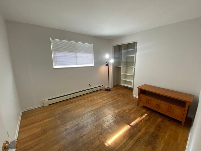 Building Photo - Cozy 3 Bedroom 2 Bathroom Home - Spacious ...
