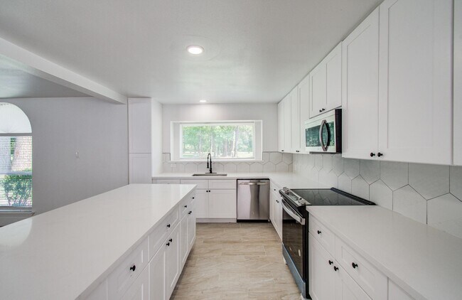 Foto del edificio - 494 Brandon Rd