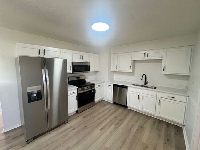 Foto del edificio - 4BR/1Ba house-Ready to make your new home!