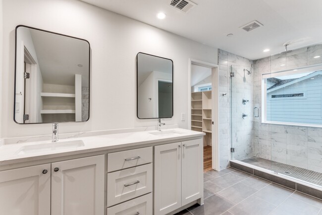 Foto del edificio - 3 bedroom Lakewood Townhome Walking Distance to Whole Foods and all of your favorites!
