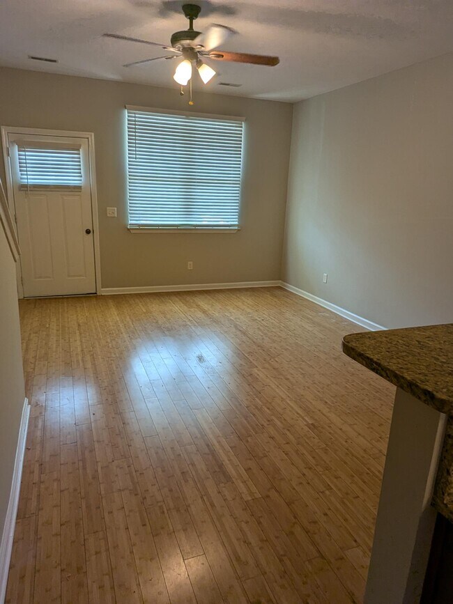 Foto del edificio - 1128 Ransom Way