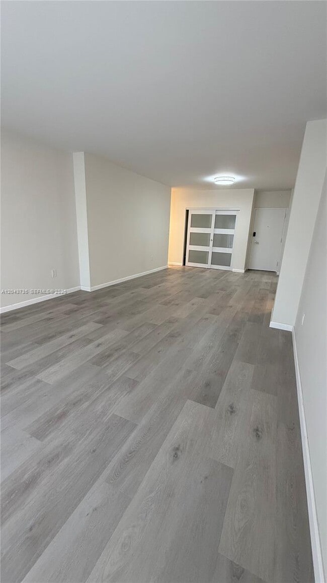 Building Photo - 300 Bayview Dr