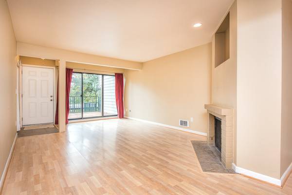 Building Photo - Redmond Condo with 2 Parking Spaces Included