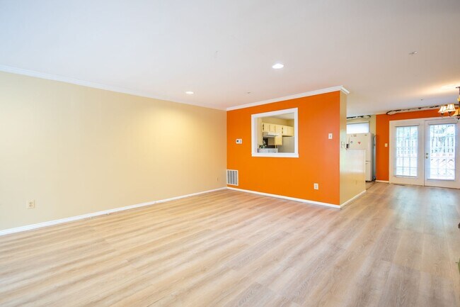 Building Photo - Charming 3 BR/2.5 BA Townhome in Silver Sp...