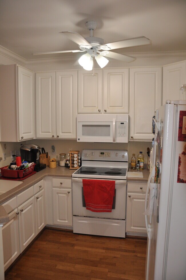 Kitchen with electric range and stove, refrigerator with filtered water - 1025 Riverland Woods Pl