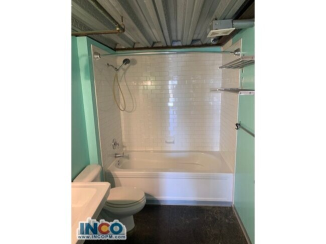 Building Photo - Spacious 1 bedroom loft