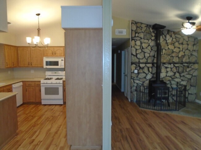 Foto del edificio - 3 BED 2 BATH HOUSE WITH FENCED BACKYARD IN SHASTA LAKE
