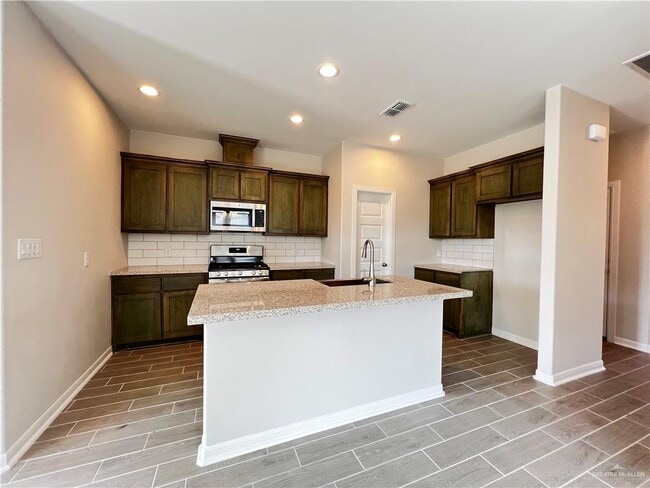 Building Photo - 15 Sol Dorado St