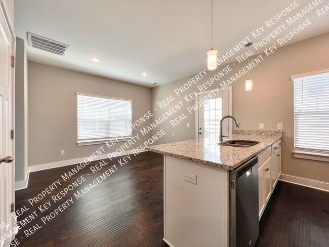 Building Photo - Beautiful 3 bd/2.5 bath in Old Hickory wit...