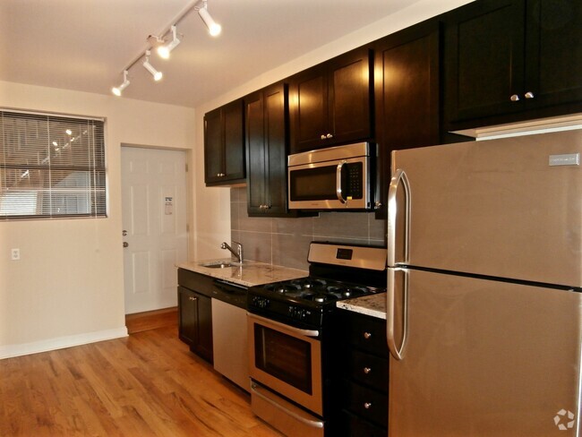 Building Photo - 6703 N Clark St