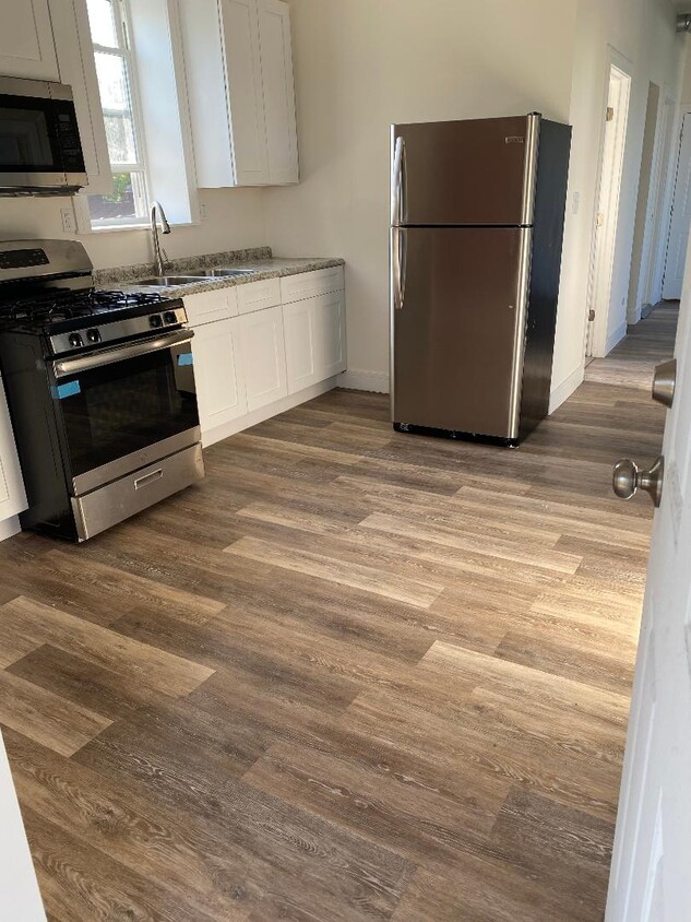 kitchen - 3819 W Monroe St