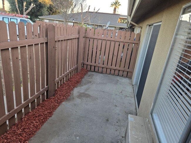 Building Photo - Completely Upgraded 2 bedroom Condo in Riverside