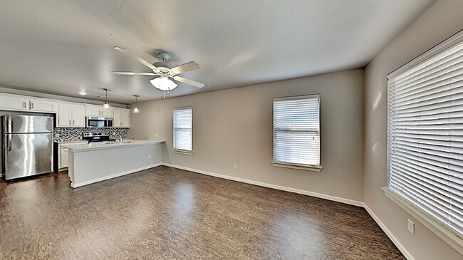 Building Photo - 2 Bedroom 1 Bath Duplex Located Off Broadw...