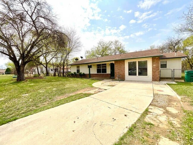 Foto del edificio - **APPLICATION RECEIVED** *MOVE IN SPECIAL* Tucked Away on a Cul-de-Sac | 3-Bedroom San Antonio Home!
