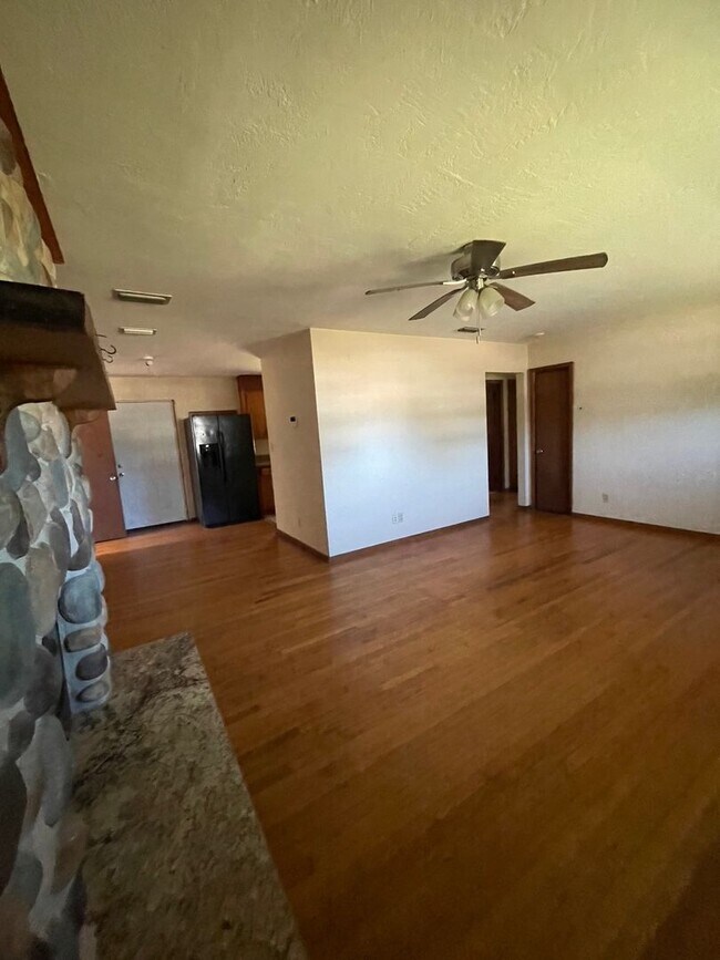 Foto del edificio - 2 Bed 1 Bath Home | Carport | Pet Friendly with Fenced Yard | Washer Dryer Hook Ups | Section 8 W...