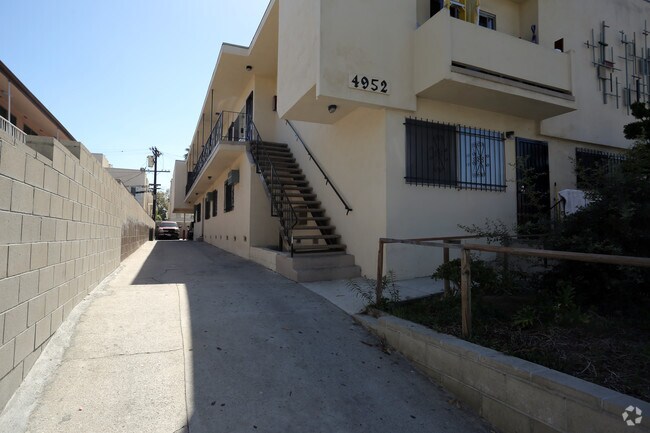 Building Photo - 4952 Rosewood Ave