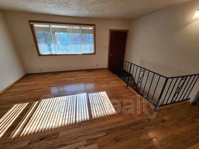 Building Photo - 8423 E Valleyway Ave
