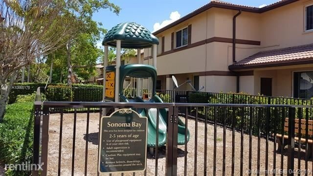 Foto del edificio - 3 br, 2.5 bath  - 3524 Oleander Ter