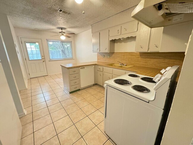 Foto del edificio - 2404 Shoemaker Dr
