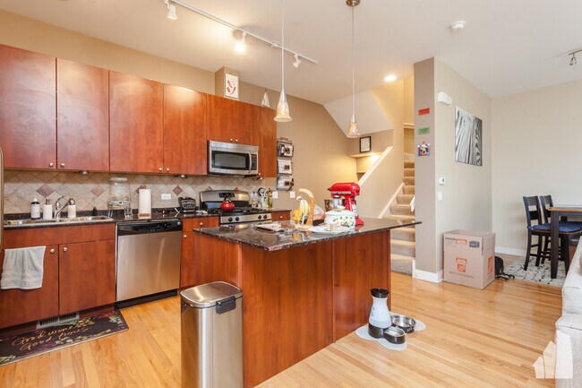 Foto del edificio - 648 W 16th St