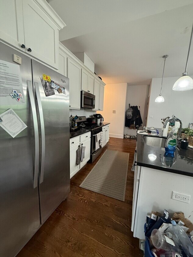 Foto principal - 3142 N Racine Ave