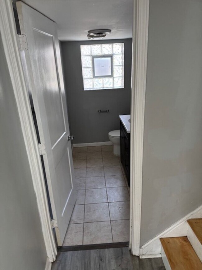 Building Photo - Charming 3 bedroom 2 bathroom Single Famil...