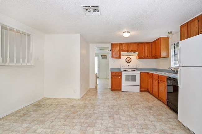 Building Photo - 3 br, 2 bath House - 2205 Potters Creek Rd