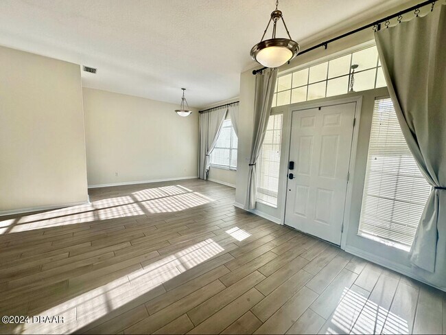 Foto del edificio - 1755 Creekwater Blvd