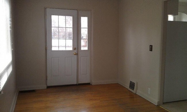 Building Photo - 2 bedroom on J street