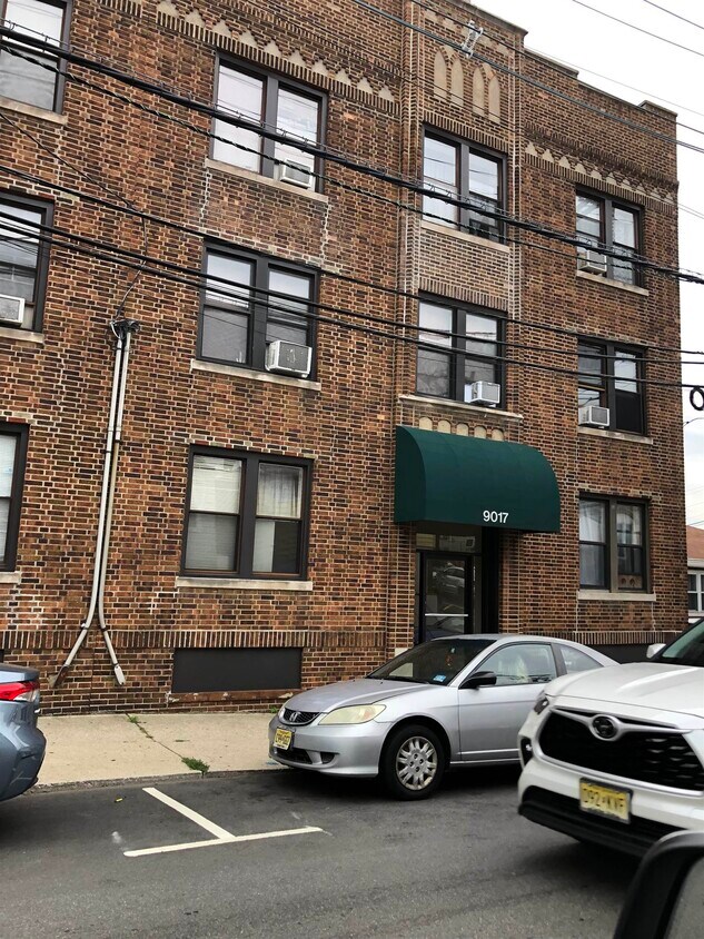 Foto principal - 9017 Bergenwood Ave