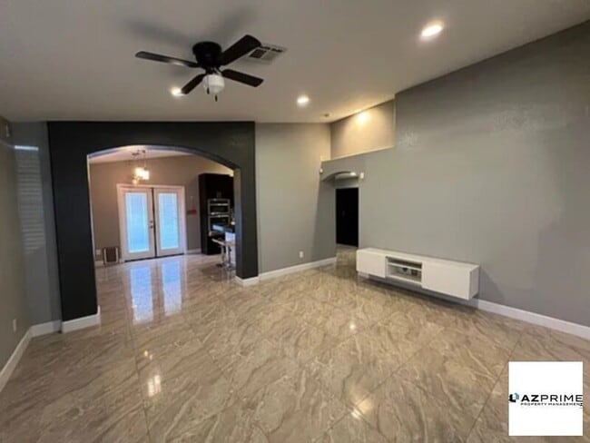 Building Photo - 9638