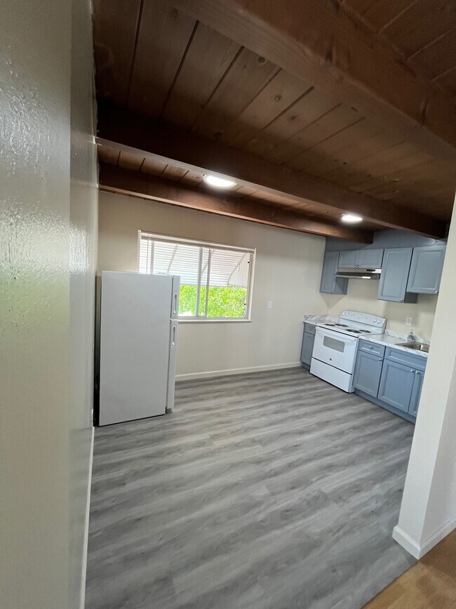 Building Photo - 5805 Avila St
