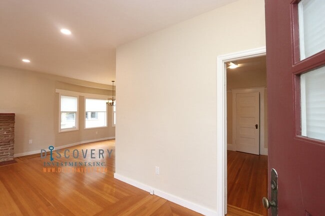 Building Photo - Lower Rockridge Bungalow with Enclosed Yard