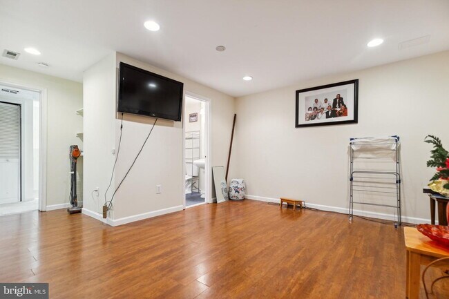 Foto del edificio - Amazing Opportunity to RENT This beautiful updated 3 levels TH. 3 beds and 3 .5 baths.