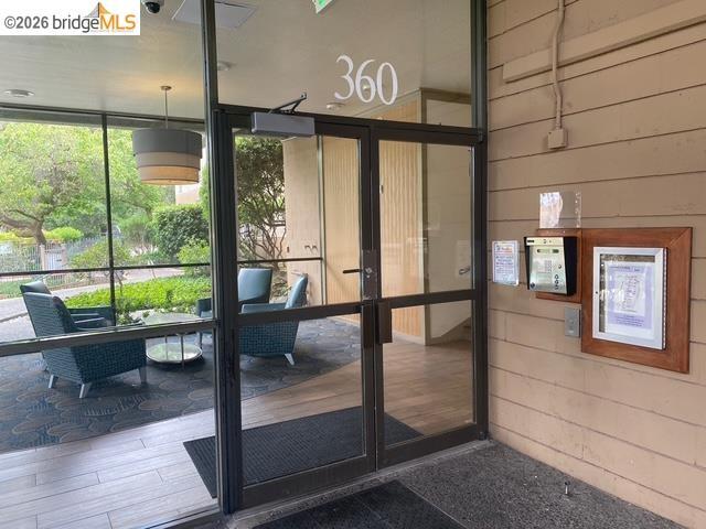Foto del edificio - 360 N Civic Dr