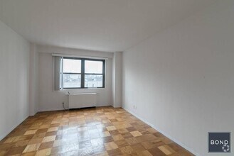 Building Photo - 400 E 89th St