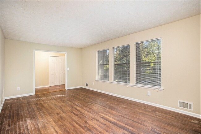 Photo - 4 bdrm, 2.5 bath in Stonecrest House