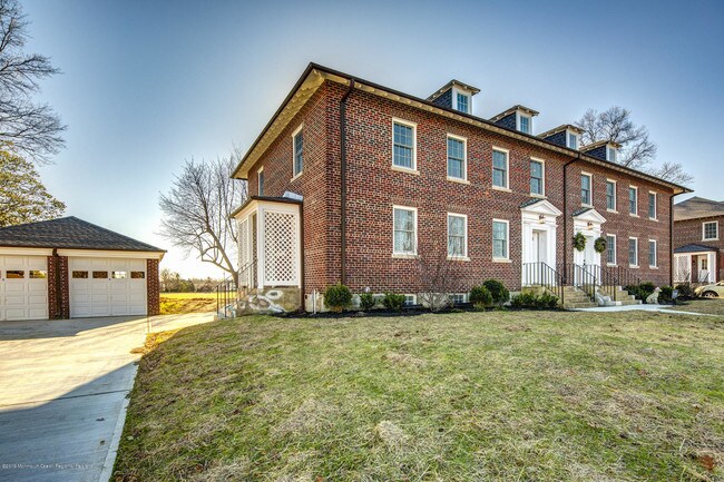 Foto del edificio - 8 Russel Ave