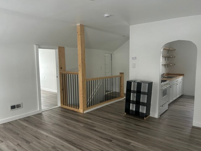 Building Photo - 421 W Bond St