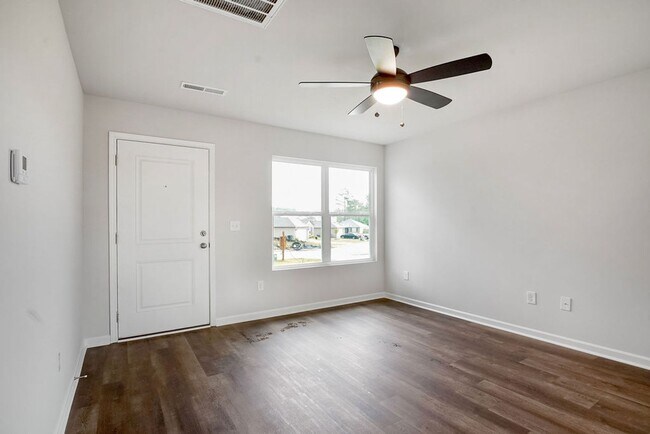 Building Photo - 813 Ashford Dr