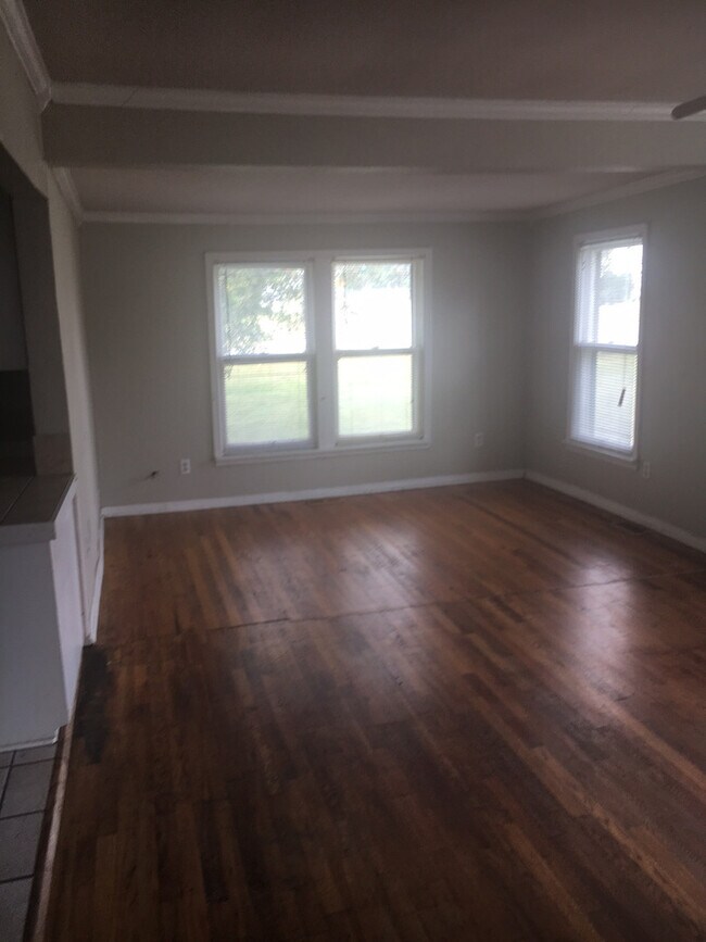 Building Photo - 5 Bedroom 2 Bath Extremely close to U of A !