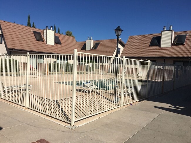 Building Photo - Pet Friendly Sunny Dale Townhome