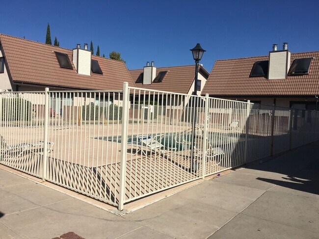 Foto del edificio - Pet Friendly Sunny Dale Townhome