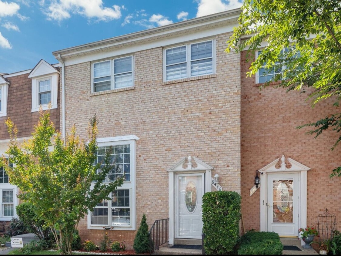 Foto principal - 8446 Willow Glen Ct