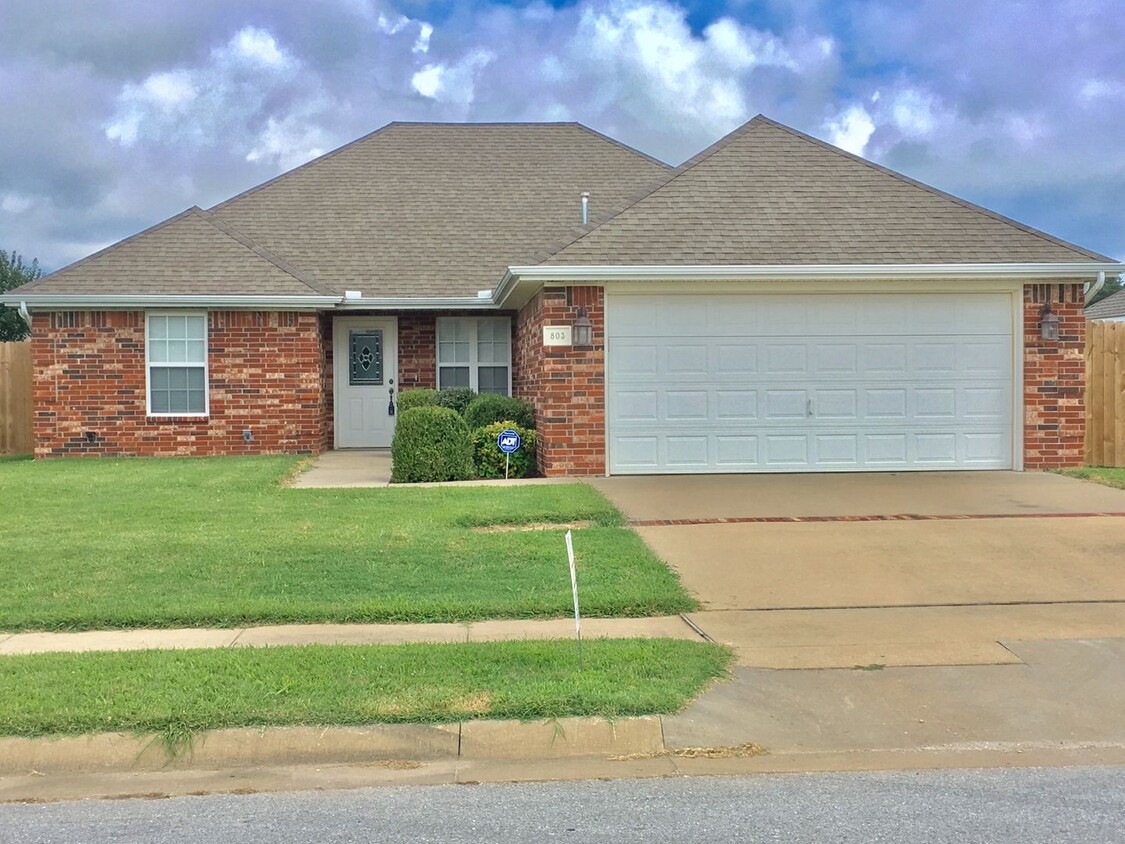 Foto principal - 3 Bedroom House in Rogers for Rent! Availa...