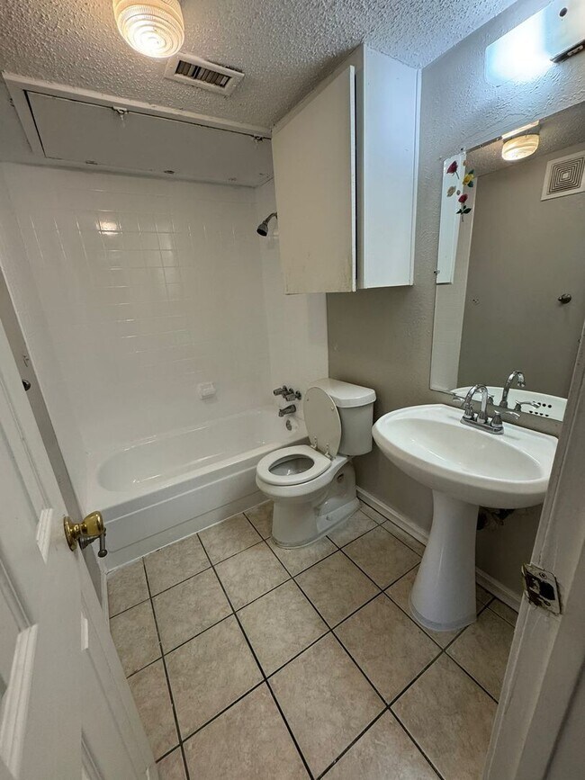 Foto del edificio - 4630 Country Creek Dr