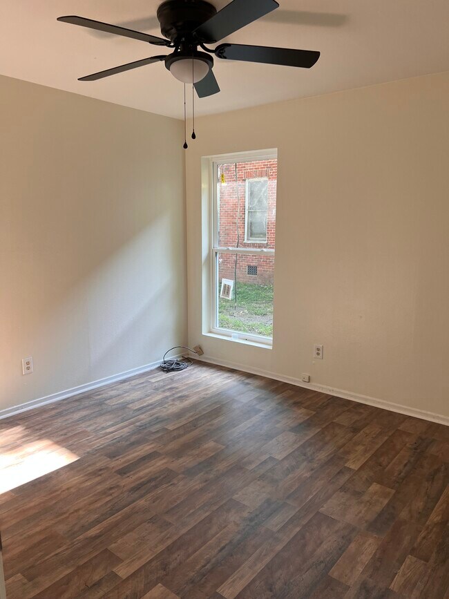 Building Photo - 700 E Austin St