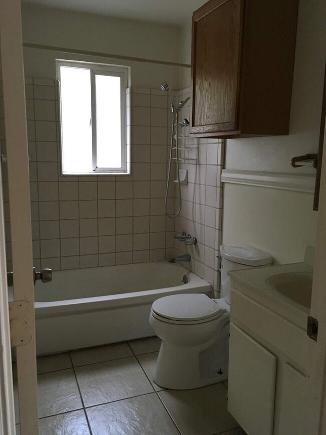 Foto del edificio - Duplex 2Bedrooms, 1Bathroom.