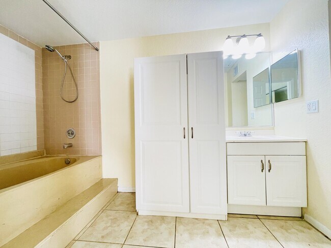 Foto del edificio - 635 Executive Center Dr